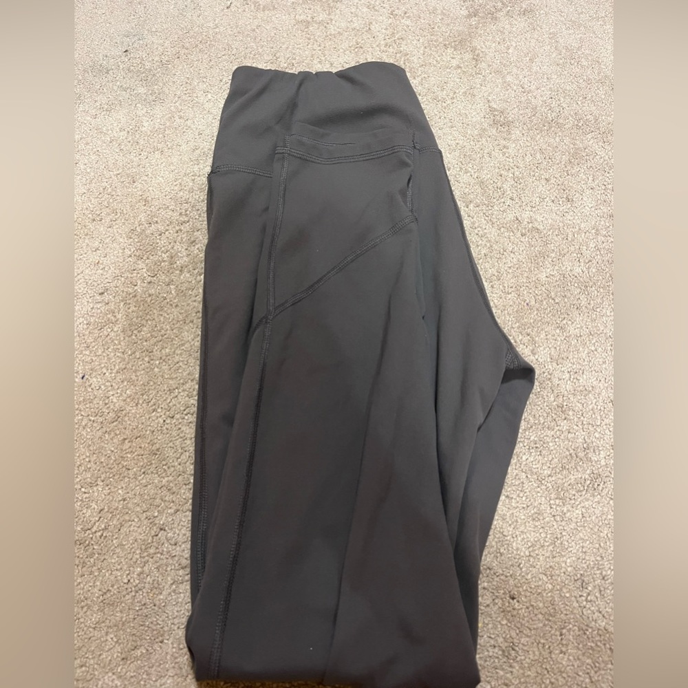Grey leggings, very stretchy and comfy !